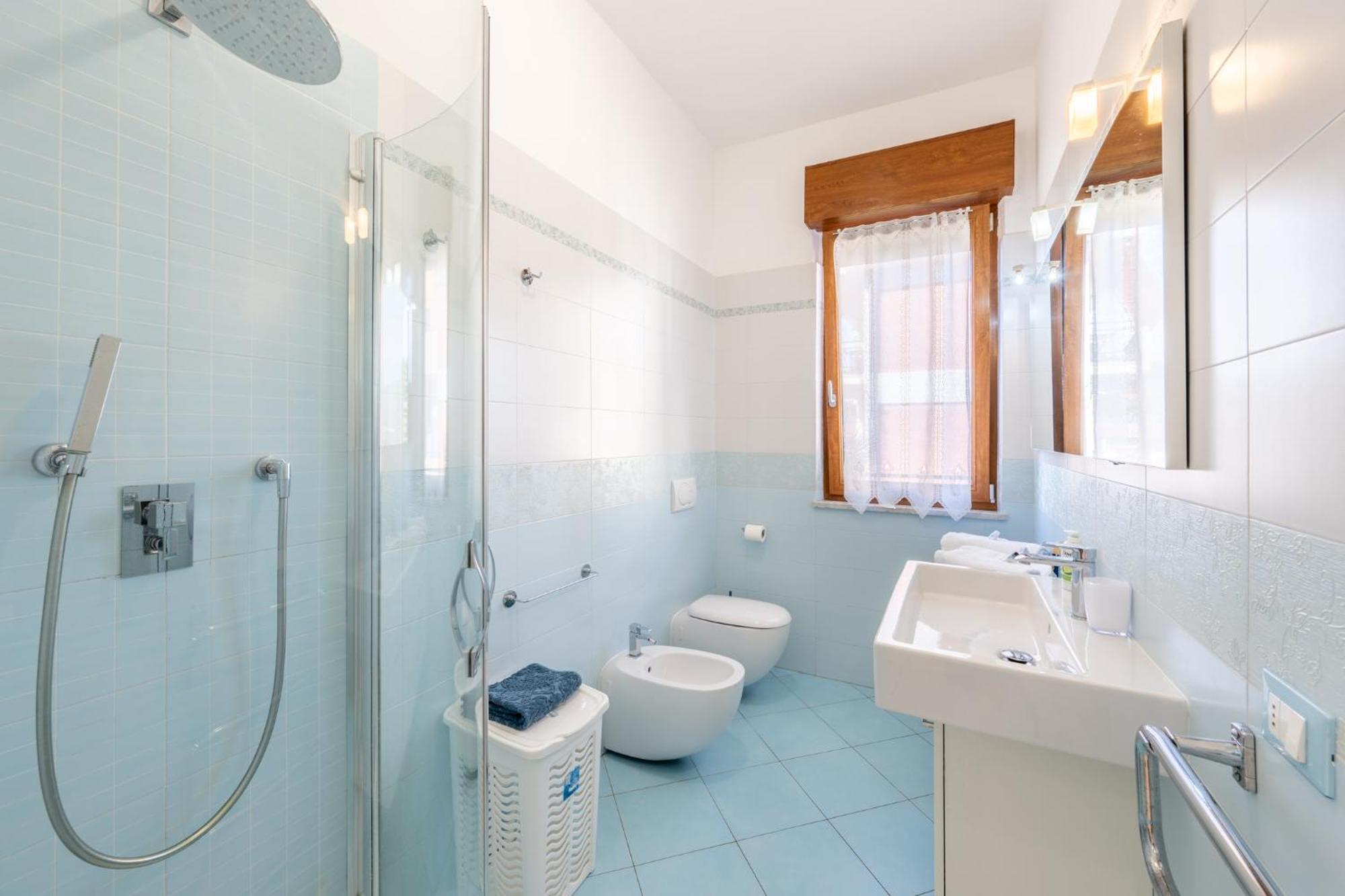 New Luxury 2Bdr Terrace, Views, Ac Lejlighed Marina Di Carrara Eksteriør billede