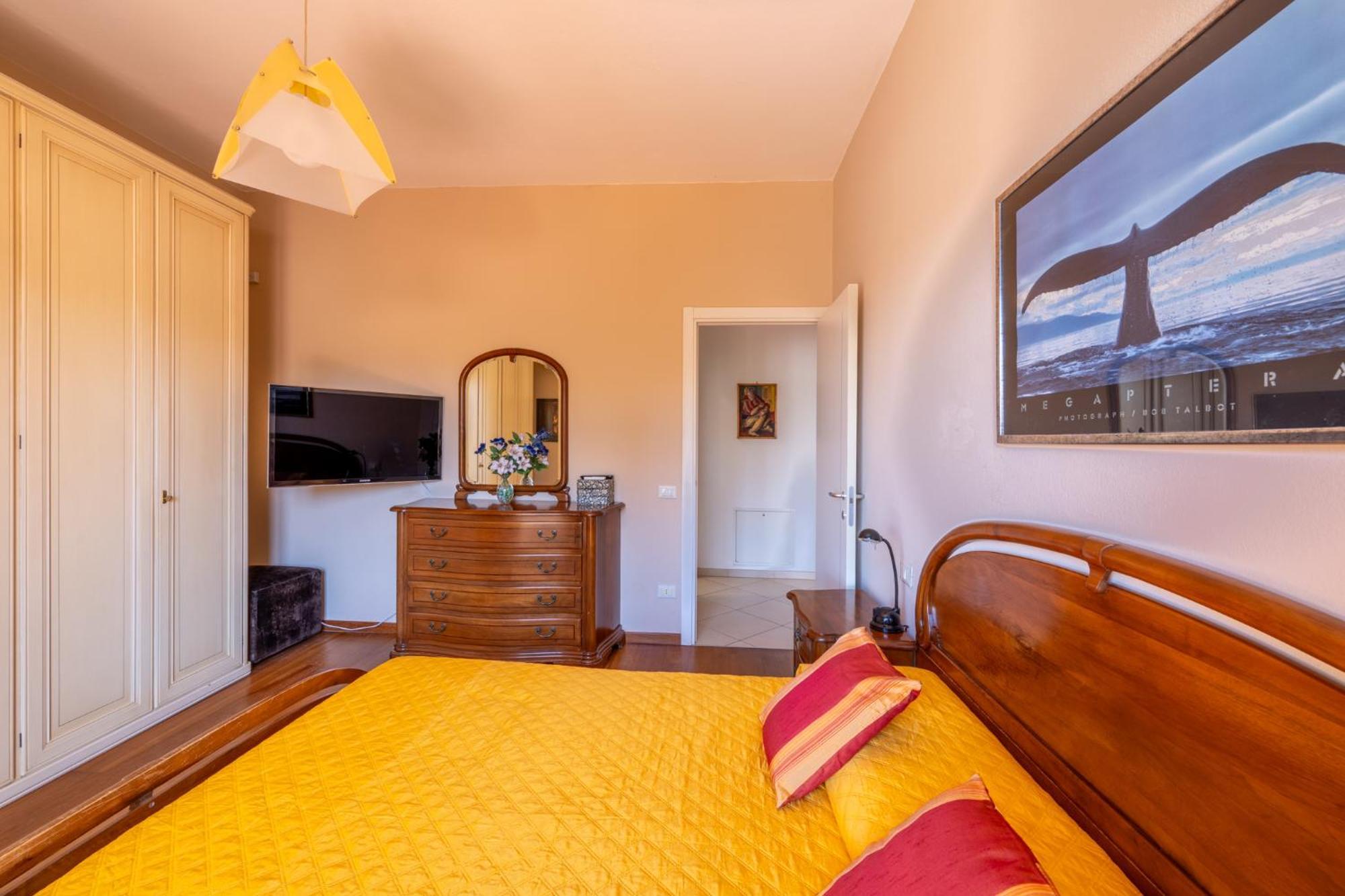 New Luxury 2Bdr Terrace, Views, Ac Lejlighed Marina Di Carrara Eksteriør billede